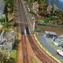 Grand réseau de trains électriques avec Rail52