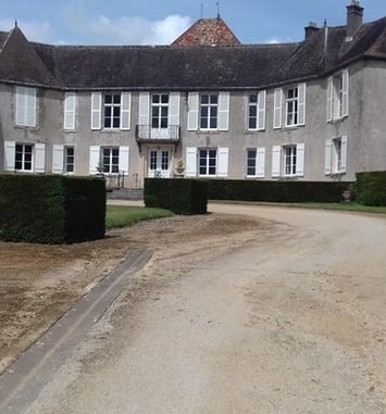 Visite guidée des extérieurs d'un château et de ses dépendances