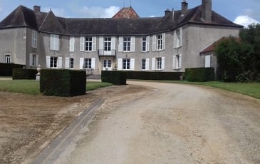 Visite guidée des extérieurs d'un château et de ses dépendances