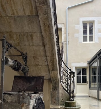 Visite d'une cour intérieure et son escalier