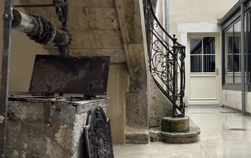Visite d'une cour intérieure et son escalier