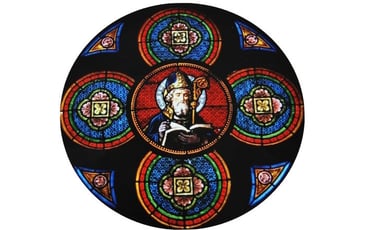 Couleurs, vitraux et fresques dans un édifice historique