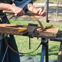 Exposition et démonstration de vieux outils de la viticulture en Haute-Marne