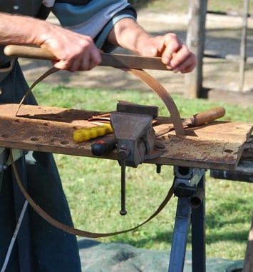 Exposition et démonstration de vieux outils de la viticulture en Haute-Marne