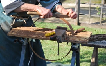 Exposition et démonstration de vieux outils de la viticulture en Haute-Marne