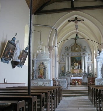 Visitez une église et son clocher roman